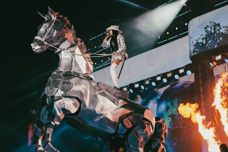 Ana Castela faz show de diva pop com cavalo de 5 metros e flerte com Gustavo Mioto