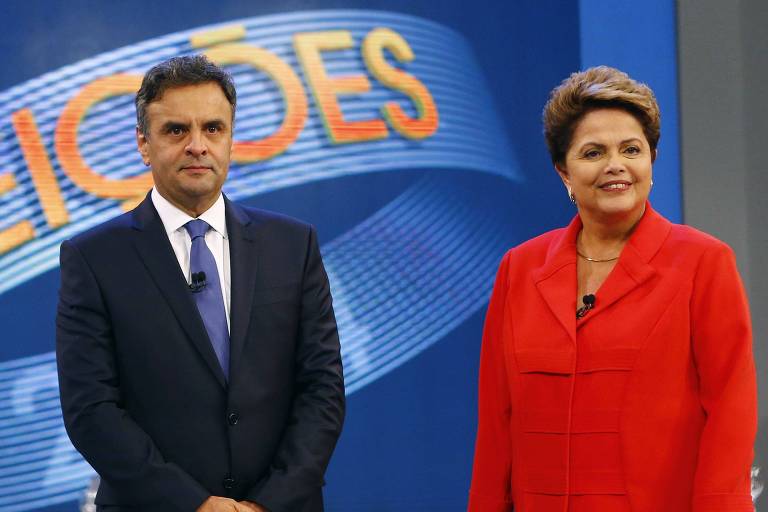 A então presidente e candidata à reeleição, Dilma Rousseff (PT) e seu adversário no pleito de 2014, Aécio Neves (PSDB), minutos antes do último debate presidencial para o segundo turno, na Rede Globo