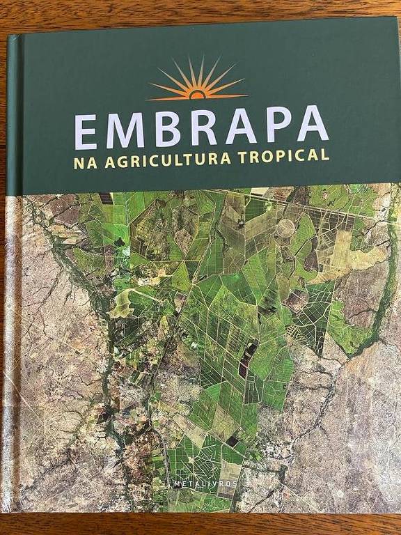 Capa do livro 'Embrapa na Agricultura Tropical', organizado por Benê Cavechini