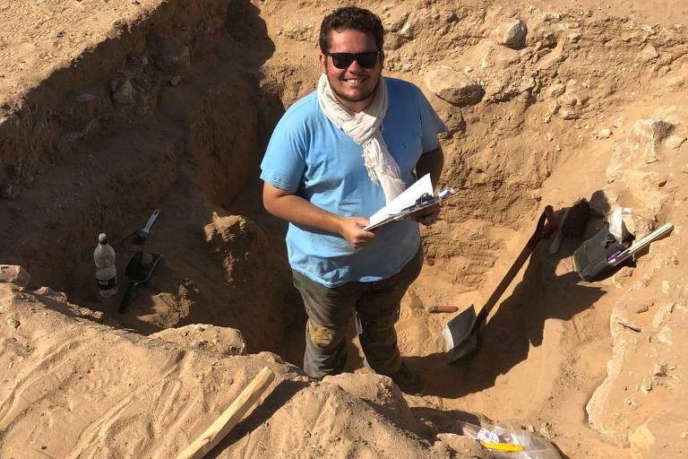 O arqueólogo brasileiro Rennan Lemos, 32, durante pesquisa no Sudão