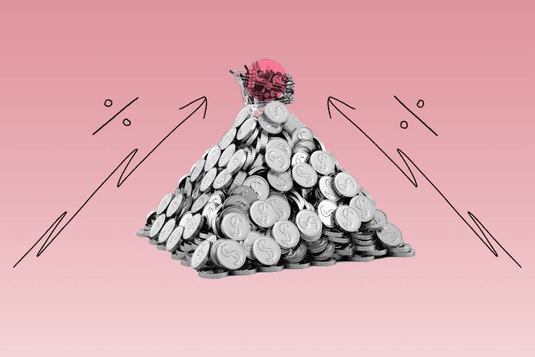 Colagem com pilha de moedas, formando uma pirâmide, com um carrinho de supermercado no topo. Ao lado, é possível ver setas que remetem aos tradicionais gráficos de inflação. Ao fundo, um degradê do cor-de-rosa ao branco, de cima para baixo. 