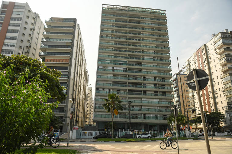 Conheça os prédios tortos da orla de Santos