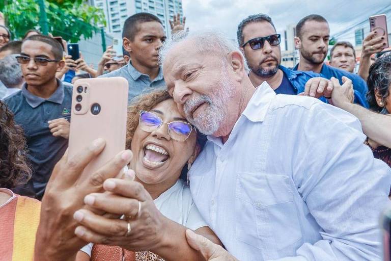 Lula cita investigações e diz que Bolsonaro está em casa 'com rabinho preso'