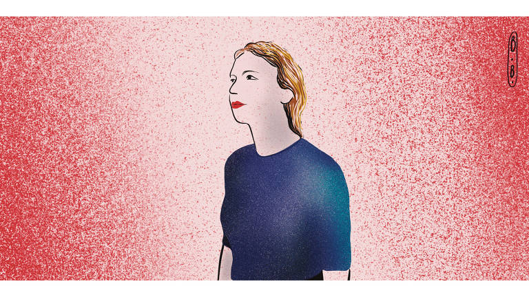 Ao centro da imagem uma mulher de cabelos claros mira fixamente para esquerda, ela está com uma camisa azul e tem em média 45 anos. O fundo da imagem é rosa claro com as bordas avermelhadas. 
