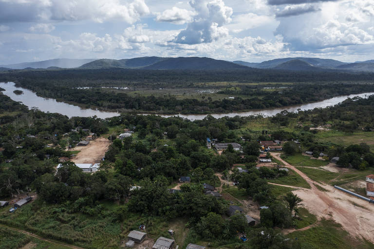 Vista aérea da aldeia, ao lado de um rio