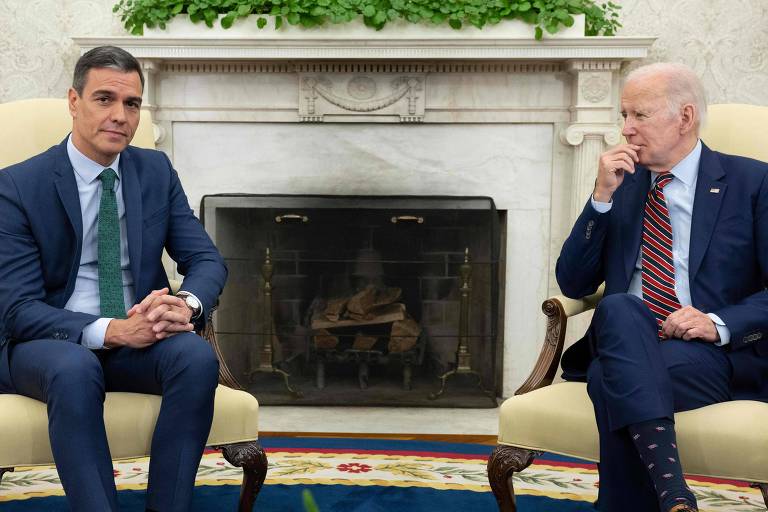 O premiê da Espanha, Pedro Sánchez, (à esq.) ao lado do presidente dos EUA, Joe Biden, na Casa Branca
