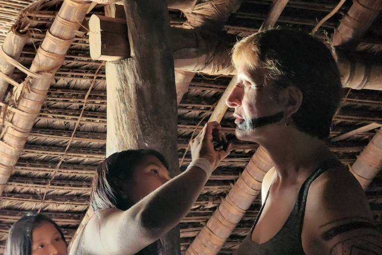 A repórter da TV Globo Sônia Bridi é pintada por uma jovem indígena da aldeia Maronal, no Amazonas, para participar da festa do ako, um ritual do povo Marubo - uma das sete etnias já contatadas no Vale do Javari. 