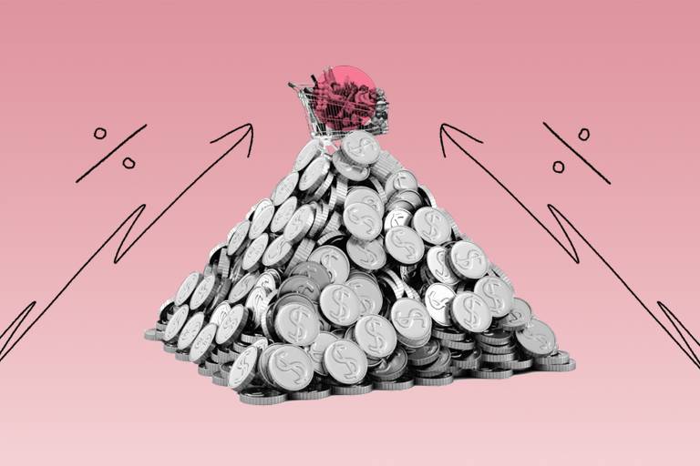 Colagem com pilha de moedas, formando uma pirâmide, com um carrinho de supermercado no topo. Ao lado, é possível ver setas que remetem aos tradicionais gráficos de inflação. Ao fundo, um degradê do cor-de-rosa ao branco, de cima para baixo. 