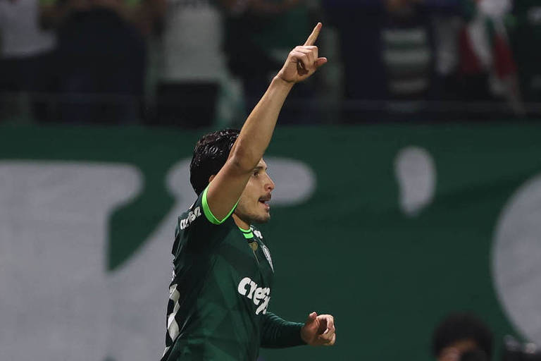 Raphael Veiga comemora gol com o braço direito levantado e apontando o dedo para cima