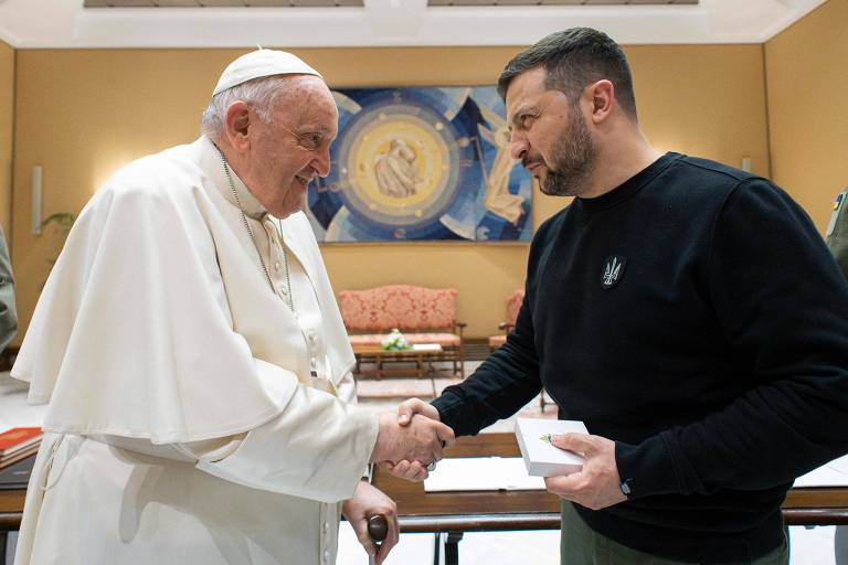 Zelenski presenteia papa Francisco com colete à prova de balas e discute paz