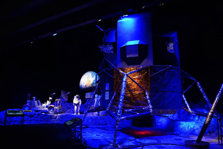 Réplica em tamanho real do módulo lunar da Apollo em ambiente que simula a superfície da Lua na Space Adventure