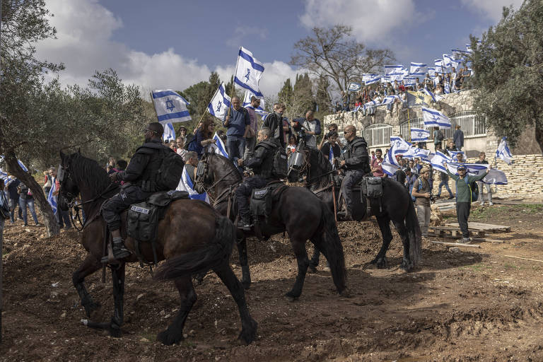 FILE ? Police officers block demonstrators in Jerusalem, on March 27, 2023. . (Avishag Shaar-Yashuv/The New York Times)