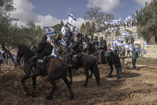 Police officers block demonstrators in Jerusalem, on March 27, 2023. (Avishag Shaar-Yashuv/The New York Times)