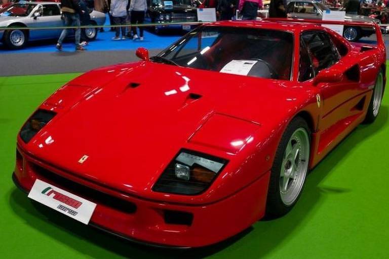 Carro da Ferrari exposta em salão de automóvel