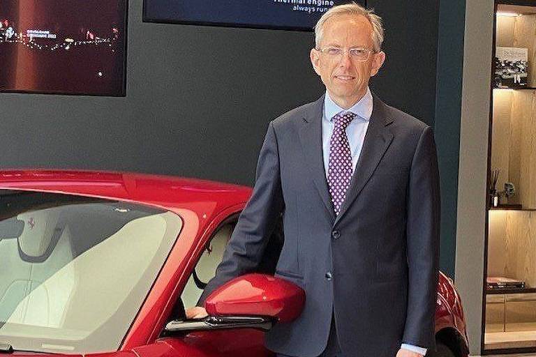 CEO da Ferrari, Benedetto Vigna, posa ao lado de carro da empresa
