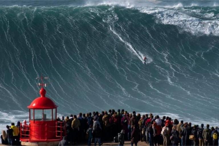 'Vi a morte de perto': como é surfar as ondas gigantes de Nazaré