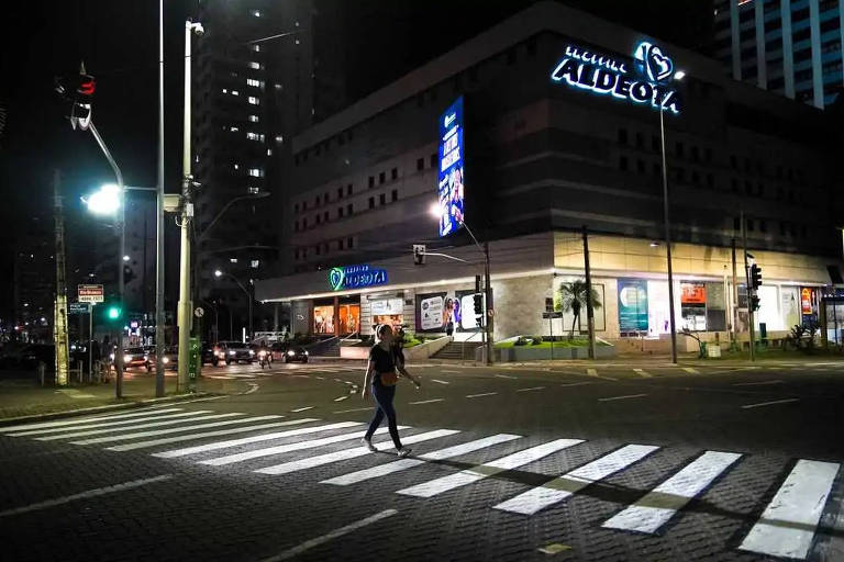 Fortaleza testa faixa de trânsito que ilumina pedestres