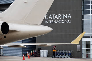 Movimento de aeronaves na pista proximo dos hangares do Aeroporto Catarina (Sao Paulo Catarina Aeroporto Executivo Internacional) , que fica proximo a rodovia Castelo Branco