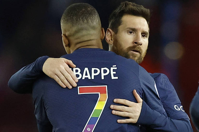 Messi e Mbappé, com o número 7 na camisa nas cores do arco-íris, se abraçam após gol do Paris Saint-Germain; os craques participaram de inciativa contra a homofobia realizada na rodada do fim de semana na França