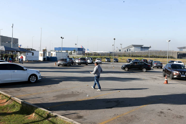 Bolsão de estacionamento da Uber no desembarque do terminal 2 do Aeroporto Intencional de Guarulhos com menos carros que nos dias normais