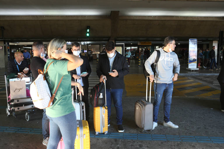 Passageiros tiveram de esperar mais tempo por um veículo de aplicativo