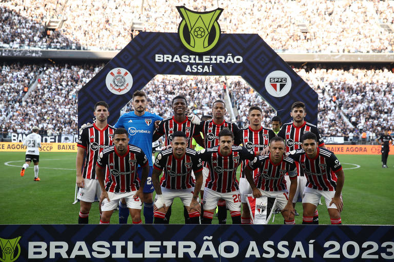 Time do São Paulo, a quem foram direcionadas ofensas homofóbicas na partida em Itaquera contra o Corinthians, posa para foto antes de partida do Campeonato Brasileiro