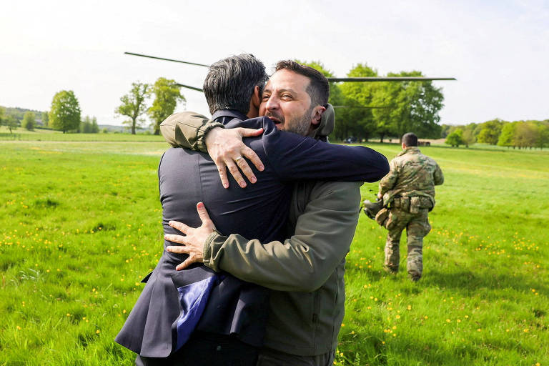 O primeiro-ministro britânico, Rishi Sunak, abraça o presidente ucraniano, Volodimir Zelenski, nesta segunda (15), na Inglaterra