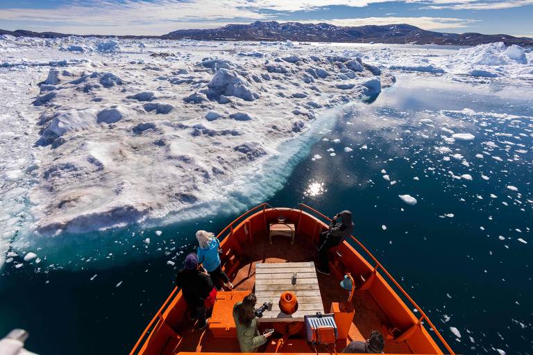 Turistas observam icebergs flutuando na Baía de Disko, em Ilulissat, oeste da Groenlândia
