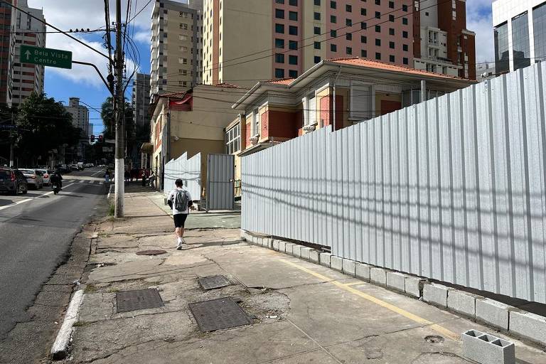 Tapumes para demolição de casas na Vila Liscio. Prefeitura fiscalizou o local e barrou as obras após uma denúncia anônima feita na subprefeitura da Vila Mariana