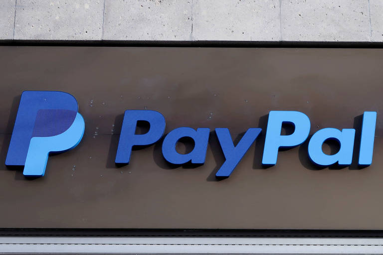 Logo do PayPal em prédio do escritório em Berlin, Alemanha