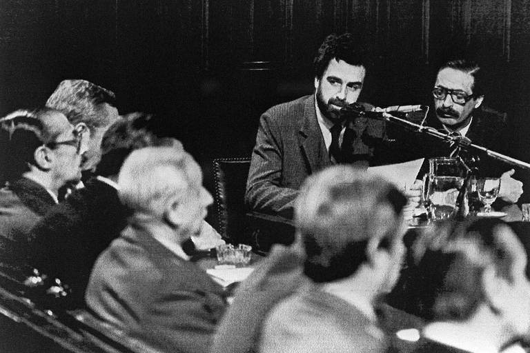Luis Moreno Ocampo, então promotor adjunto do julgamento dos militares, durante audiência em Buenos Aires; ao seu lado, o promotor principal, Julio Cesar Strassa