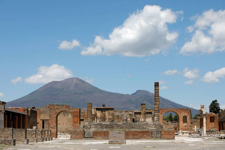 O sítio arqueológico da cidade romana de Pompeia, com o monte Vesúvio ao fundo