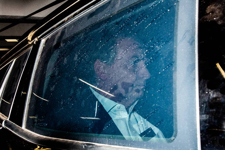  O ex-presidente Jair Bolsonaro (PL) deixa a sede da Polícia Federal após mais de três horas de depoimento 