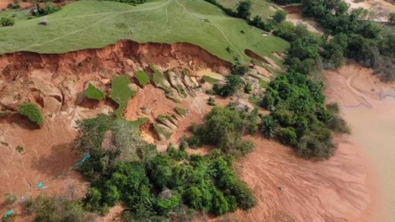 Barrancos desmoronados no garimpo ilegal de ouro em Bajo Cauca, na Colômbia