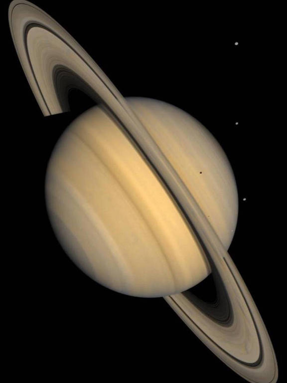 Saturno com seus majestosos anéis e quatro de suas 145 luas descobertas pelos astrônomos