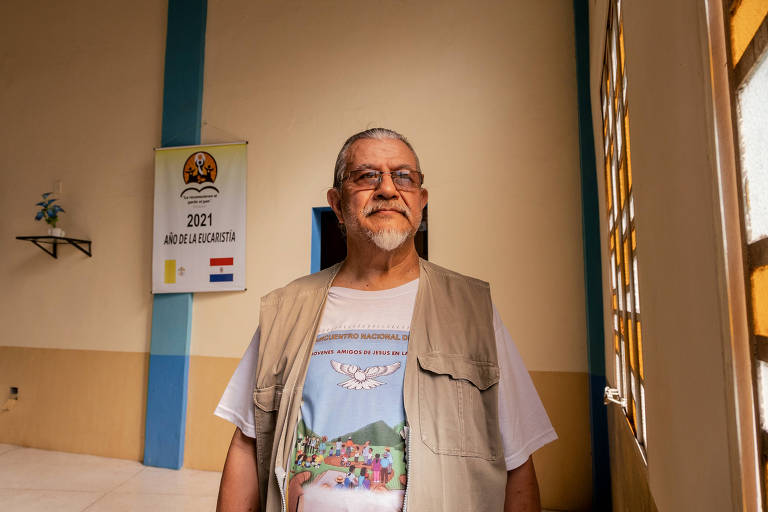 José Arias, padre católico que tenta desencorajar indígenas a vender votos, em sua igreja em Remansito, no Paraguai 
