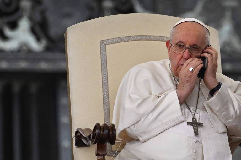 Papa Francisco interrompe audiência para atender celular e deixa multidão esperando