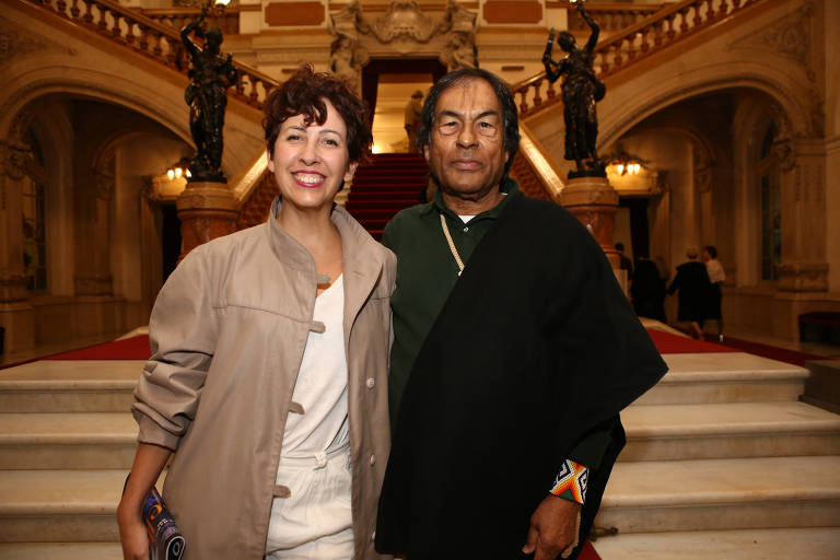 A cantora e compositora Ligiana Costa e o líder indígena e escritor Ailton Krenak