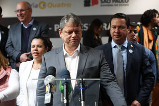 O governador Tarcísio de Freitas participa de evento em estação do metrô