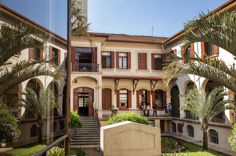 Escolas podem funcionar como refúgios do calor para alunos e comunidades locais, em projeto baseado nos oásis escolares de Paris; a ideia é adaptar pátios e aumentar arborização e uso de materiais permeáveis no solo, para reter água da chuva e, assim, mitigar o impacto de ilhas urbanas de calor SÃO PAULO, SP, 16.05.2023, Pátio interno do colégio Liceu Pasteur, na Vila Mariana; Primeira escola franco-brasileira faz 100 anos (Foto: Eduardo Knapp/Folhapress)