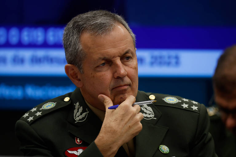 General Tomás Paiva, comandante do Exército, durante audiência pública na Comissão de Relações Exteriores e Defesa Nacional da Câmara