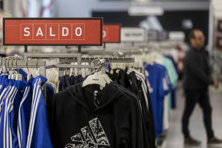 Lojas outlet da Adidas, no Shopping Light, no centro da cidade