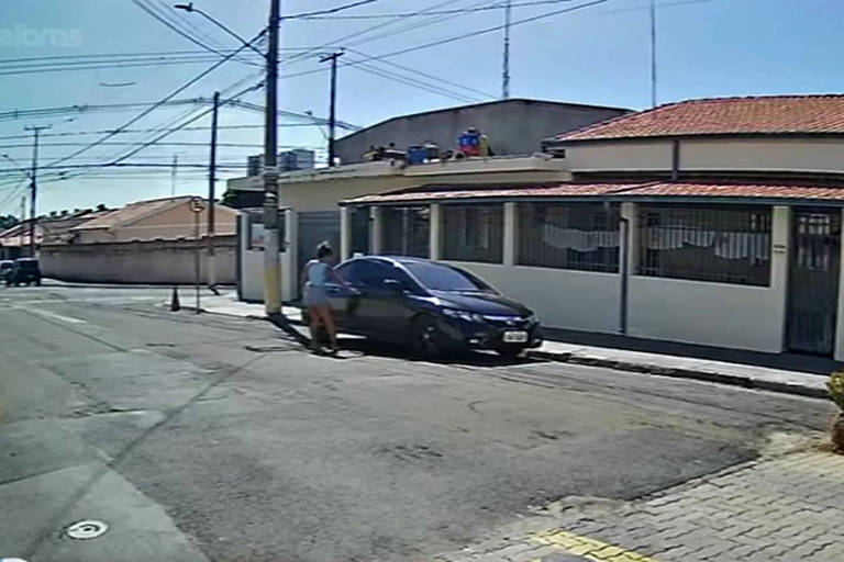 frame de vídeo mostra mulher entrando em carro