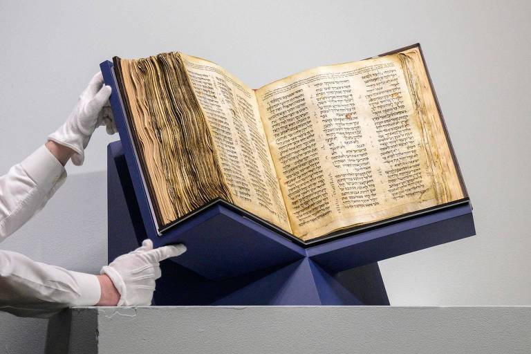 O Codex Sassoon em exposição durante o leilão da Sotheby's, em Nova York (EUA), no qual foi arrematado por US$ 38,1 milhões