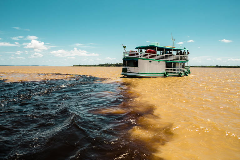 Embarcação leva turistas ao encontro das águas, em Manaus, onde o Rio Negro encontra o Rio Solimões