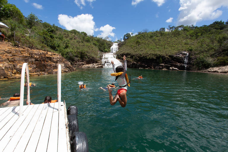 Turistas visitam o lago de Furnas, em Capitólio, no interior de Minas Gerais