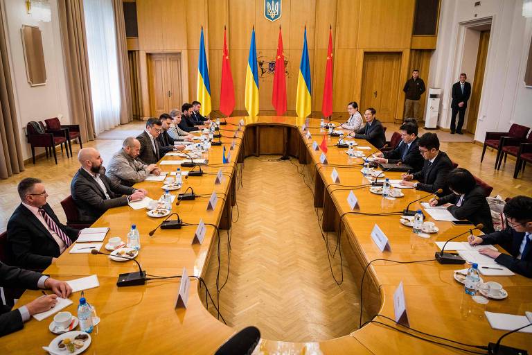 Delegações ucraniana e chinesa lideradas por Dmitro Kuleba e Li Hui, respectivamente, conversam em Kiev sobre a guerra
