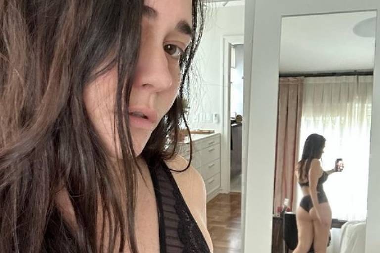 Alessandra Negrini posa sensual no espelho e agita a web