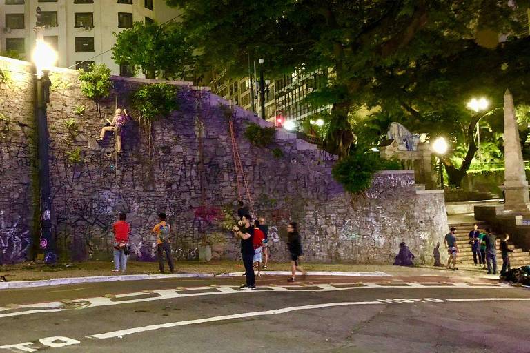 Na noite paulistana, eles sobem por paredes históricas