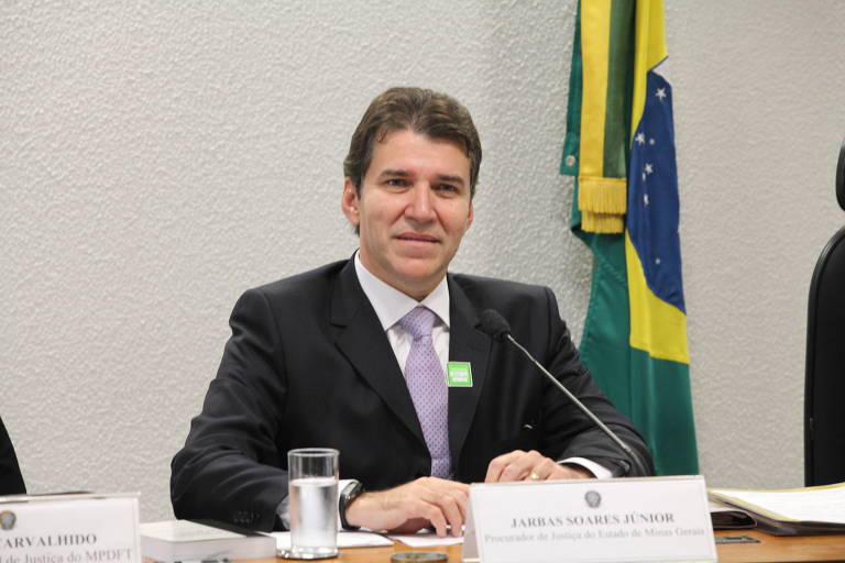 A foto mostra o procurador-geral de justiça de Minas Gerais, Jarbas Soares, que voltou dos Estados Unidos de carona em jatinho de amigo.